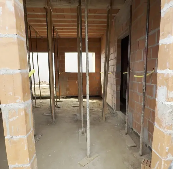 Estrutura de alvenaria e laje de uma casa em construção pela Vivano